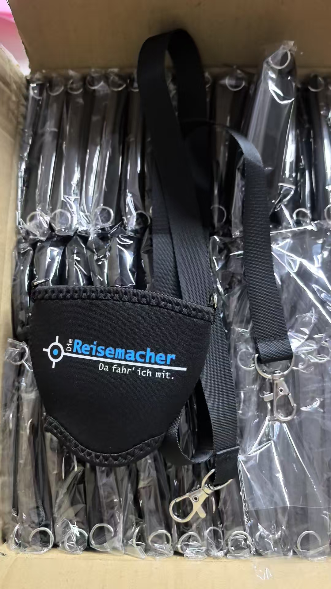 	Individueller Neopren Weinglashalter mit Umhängeband & Logo Druck - Weinglashalter zum umhängen individuell 