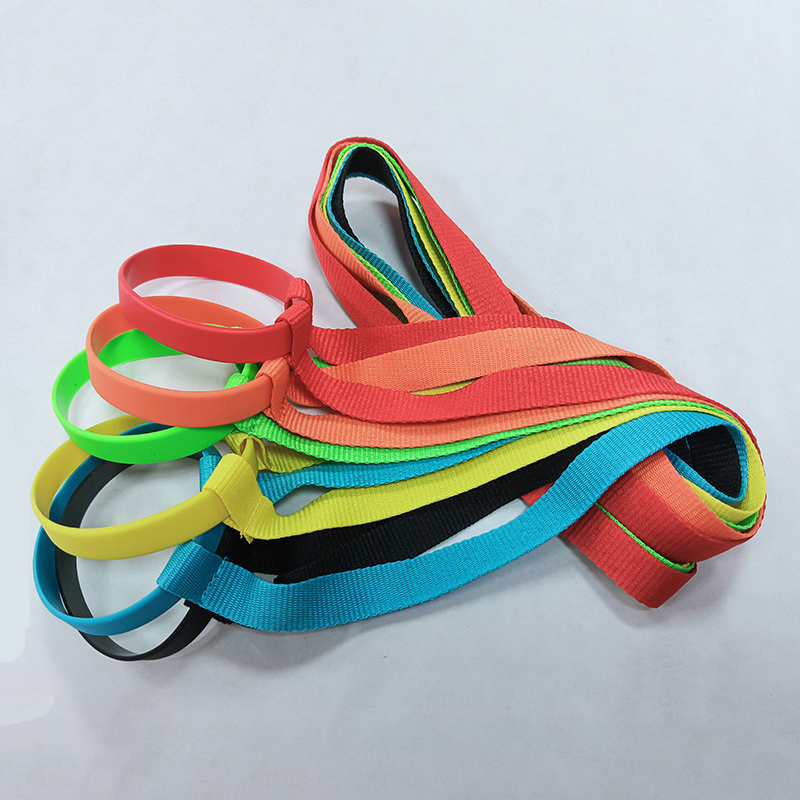 Becherhalter Lanyard für Konzerte und Events - Lanyard mit Silikonband als Werbeartikel bedrucken lassen